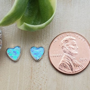 SoCute925 Blaue Opal Ohrstecker | 925 Sterling Silber Opal Herz Ohrstecker | Zierliche atemberaubende Herz Ohrstecker | Minimalist Ohrstecker | Geschenk für sie