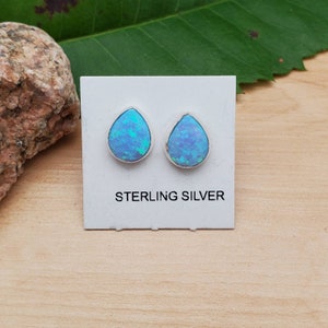 Petites boucles d'oreilles en forme de goutte d'opale bleue SoCute925 | Puces d'oreilles en opale bleue | Goujons bleus délicats | Boucles d'oreilles tige en argent sterling fabriquées aux États-Unis
