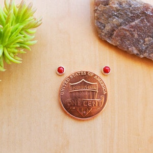SoCute925 3mm kleine rote Koralle Ohrstecker | Kleine rote Koralle Ohrstecker | Sterling Silber Kleine Beiträge | Zierliche rote Beiträge | Hergestellt in den USA