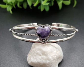 SoCute925 Zierliches Charoit Herz Armreif | Charoit Armspange aus Sterlingsilber | Lila Herz Armband Manschette | Charoite Armband Made in USA