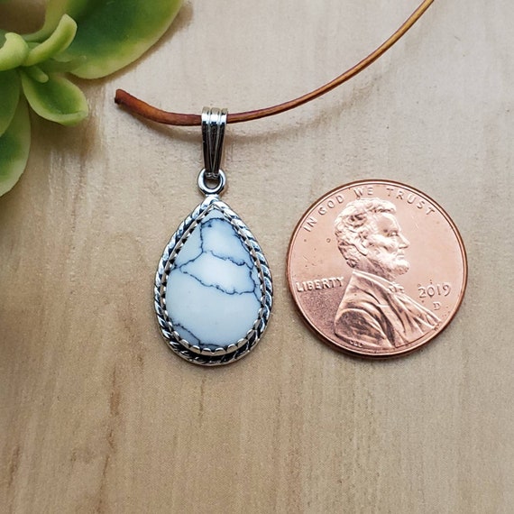 SoCute925 ホワイト バッファロー ターコイズ ペンダント | 洋ナシ型