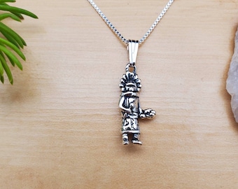 Precioso colgante de muñeca Kachina de plata fundida con cadena de plata / Collar de muñeca Kachina de plata de ley / Joyería Kachina