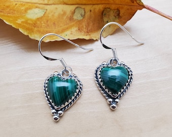 SoCute925 Boucles d'oreilles en malachite | Pendants d'oreilles en malachite | Boucles d'oreilles coeur en malachite | Bijoux coeur en argent sterling avec malachite | Fabriqué aux États-Unis