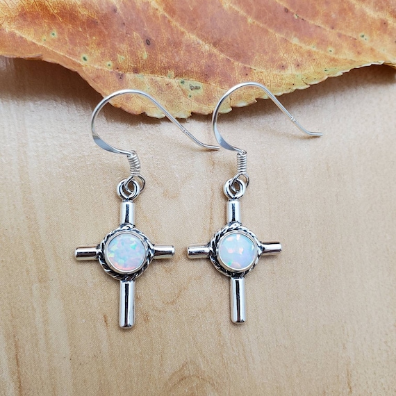 Orecchini pendenti a croce in argento sterling e opale bianco realizzati a mano - Italia