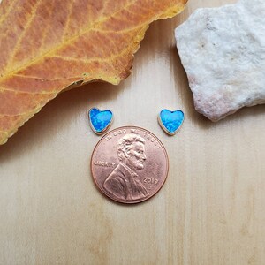 SoCute925 Dunkelblaue Opal Herz Post Ohrringe | Kleine Herz Ohrstecker | Zierliche Blaue Opal Ohrstecker | Sterling Silber Ohrstecker Made in USA