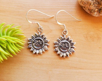 Pendientes colgantes pequeños con forma de sol SoCute925 / Pendientes con forma de sol / Pendientes con dije de plata de ley / Joyería de plata de ley con forma de sol, hechos en EE. UU.