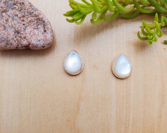 Boucles D'oreilles Pendantes En Nacre Teintée Vert Olive Irisé - Forme Poire, Métal Doré, Occasion