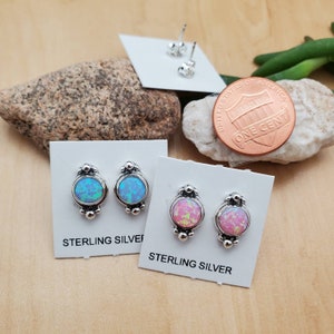 Boucles d’oreilles SoCute925 Dainty Opal Stud | Goujons opales bleues ou roses | Boucles d’oreilles Sterling Silver Opal Post | Dainty Small Opal Studs - France | Fabriqué aux Etats-Unis