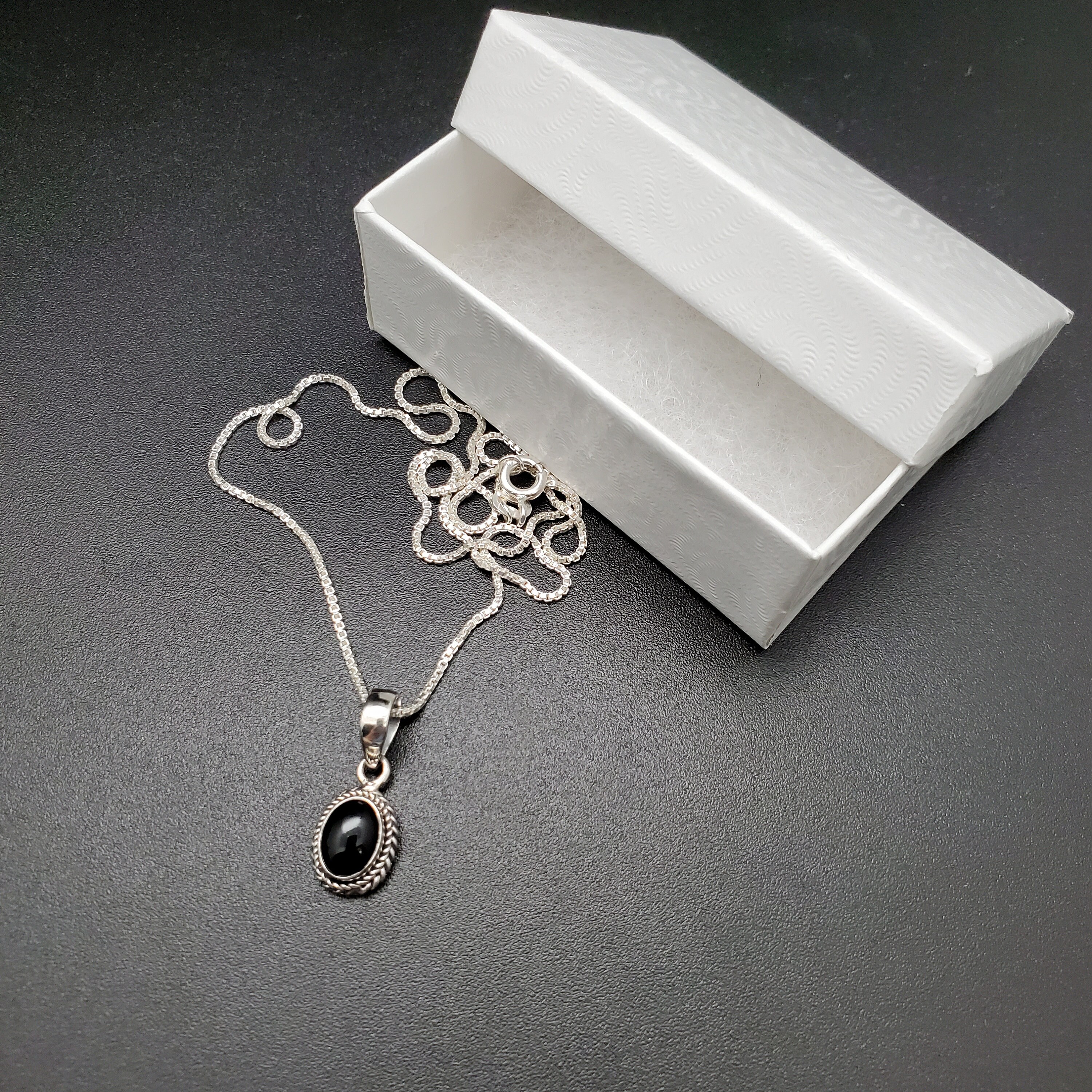 STN #43 | 6 x 8 mm オーバル型ブラックオニキスペンダントネックレス 