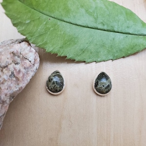 SoCute925 Clous d'agate verte | Goujons d’agate en argent sterling | Vert, Carte, Paysage, Unique, Goujons de pierre rares | Boucles d'oreilles en forme de larme fabriquées aux États-Unis