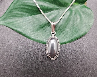 Zierliche Hämatit Halskette Anhänger mit Silber Kette Halskette | Sterling Silber Hämatit Halskette | Schlichter langer ovaler Hämatit Anhänger