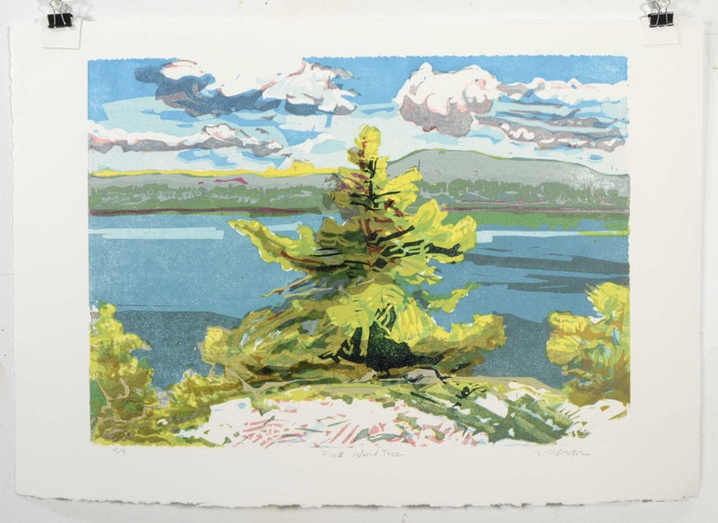 Linoleumsnitt av kanadensiskt landskap, konst i Killarneys georgianska bukt, ensamt tallträd, oländig sjöstrand, originalkonsttryck. Konstnär Todd Tremeer bild 5