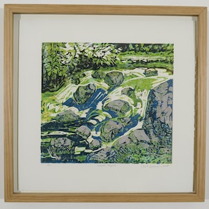 Linoldruck, Kleiner Wasserfall in Waldlandschaft. Handgefertigte Druckgrafik in White Oak Float-Rahmen. Original Künstler Druck, Todd Tremeer