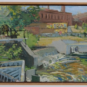 Pode incluir: Uma pintura de um rio fluindo sobre uma barragem com um edifício de tijolos no fundo. O edifício tem grafites que dizem "CASH".
