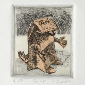 Op de afbeelding: Een abstracte prent van een poppenfiguur in een vierkante lijst. De pop is afgebeeld in bruin- en zwarttinten met een geometrisch ontwerp. Het woord "Puppet" staat onder de afbeelding, samen met de handtekening van de kunstenaar.