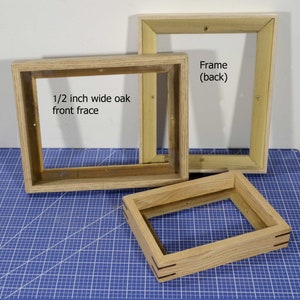 Peut inclure: Trois cadres photo en bois, l'un avec le texte "1/2 pouce de chêne large face avant" et l'autre avec le texte "Cadre (arrière)".