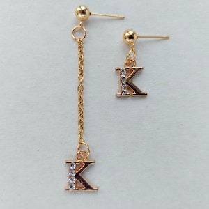Brincos de letras assimétricas Brincos de ouro incompatíveis Brincos com iniciais personalizadas Brincos com iniciais personalizadas Joias de presente personalizadas