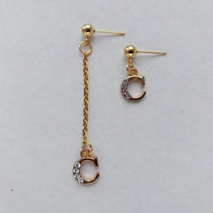 Pendientes de letras asimétricas Pendiente de letra C Pendiente de inicial de oro desigual Pendiente de inicial personalizado Pendientes de inicial personalizados Regalo para ella