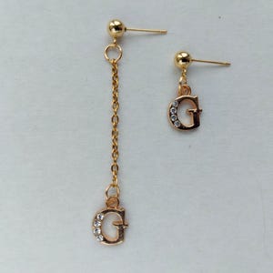 Brincos com letras iniciais douradas, brincos góticos, brincos com iniciais personalizadas, brincos minimalistas, presente para ela, brincos com iniciais e strass