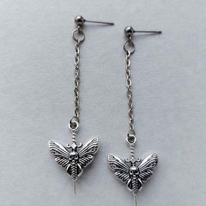 Może przedstawiać: Zestaw trzech ceramicznych kubków z nakrapianym, matowym wykończeniem. Kubki są w odcieniach kremu, jasnego brązu i ciemnego brązu. Każdy kubek ma prosty design i zaokrąglony uchwyt.