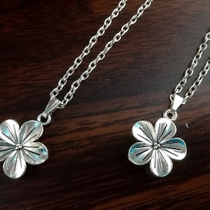Couple matching necklaces Matching flower chain necklace Silver floral necklace Couple love necklaces Best friend necklaces