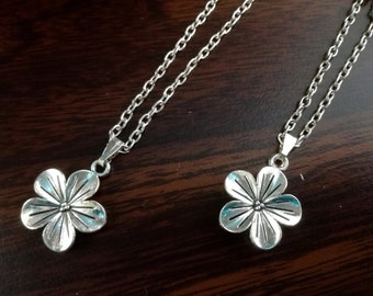Couple matching necklaces Matching flower chain necklace Silver floral necklace Couple love necklaces Best friend necklaces