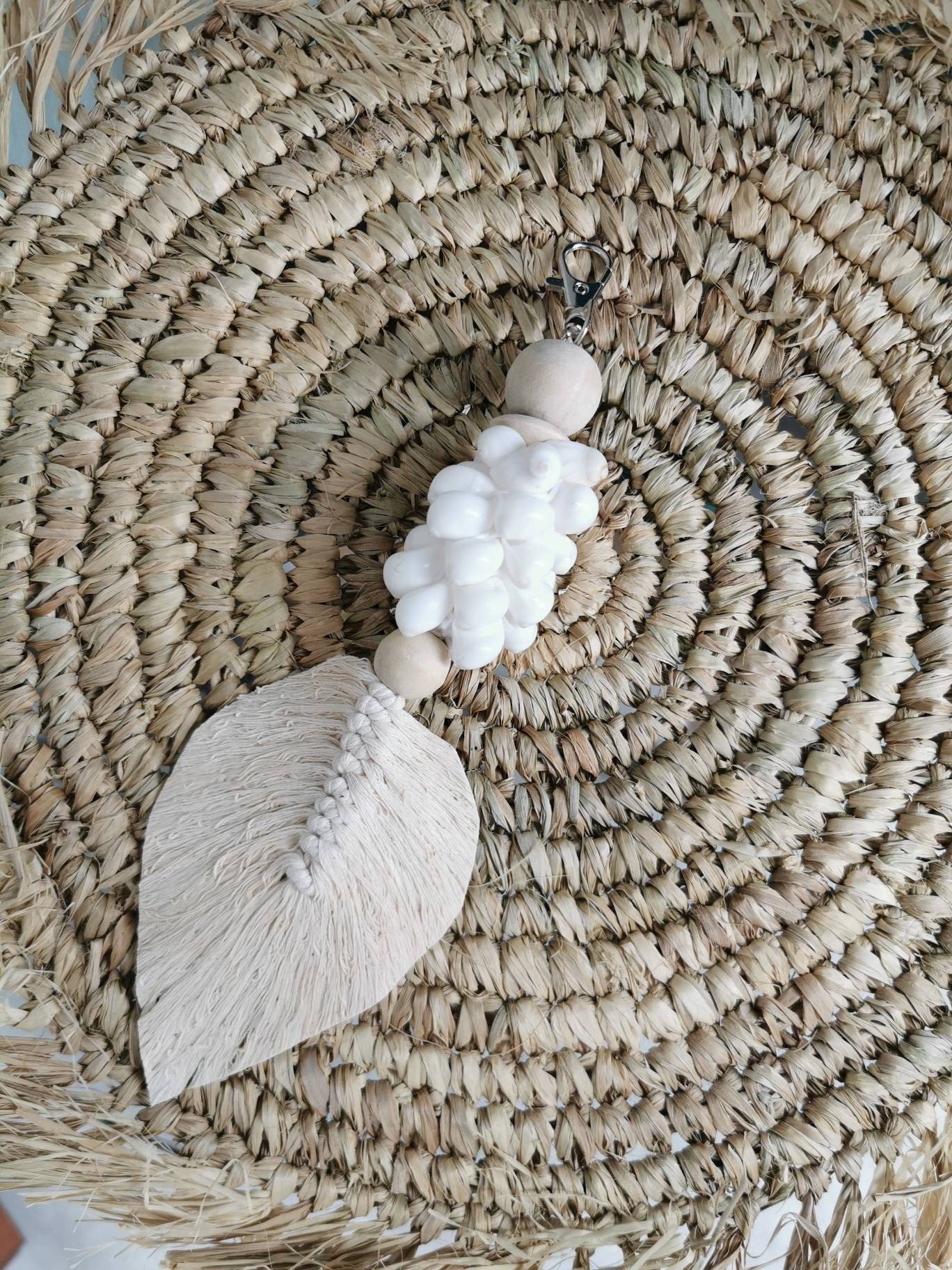 Porte Clés Coquillages Coloris Écru avec Feuille Macramé