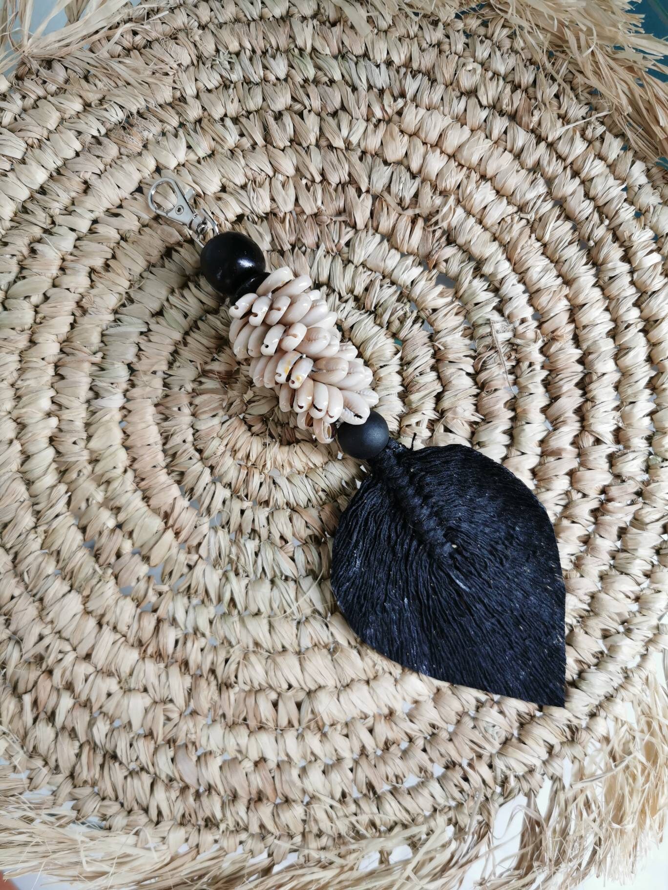 Porte Clés Coquillages Coloris Noir avec Feuille Macramé