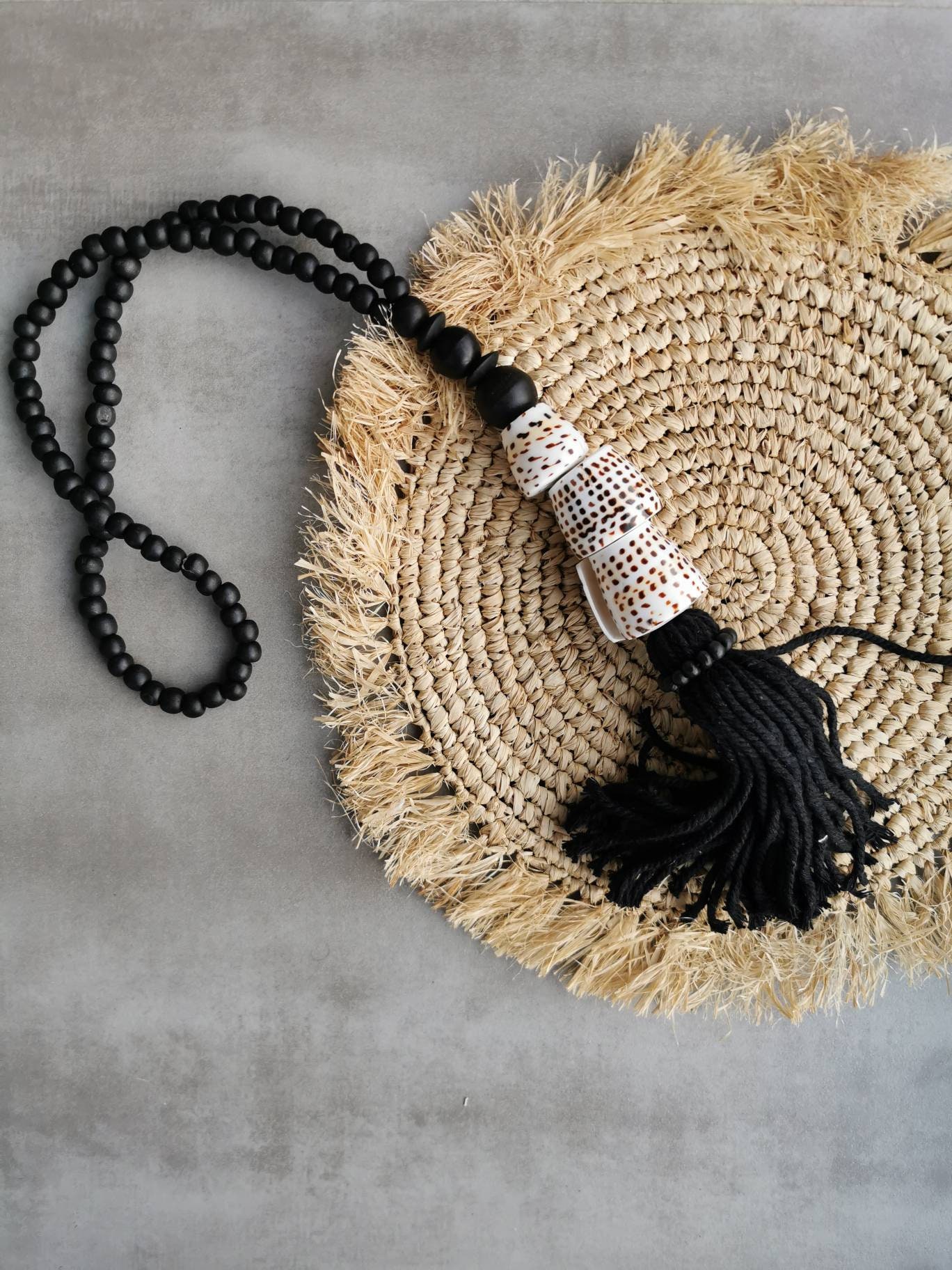 Embrase de Rideau ou Pompon Porte avec 3 Gros Coquillages - Coloris Noir 65 cm