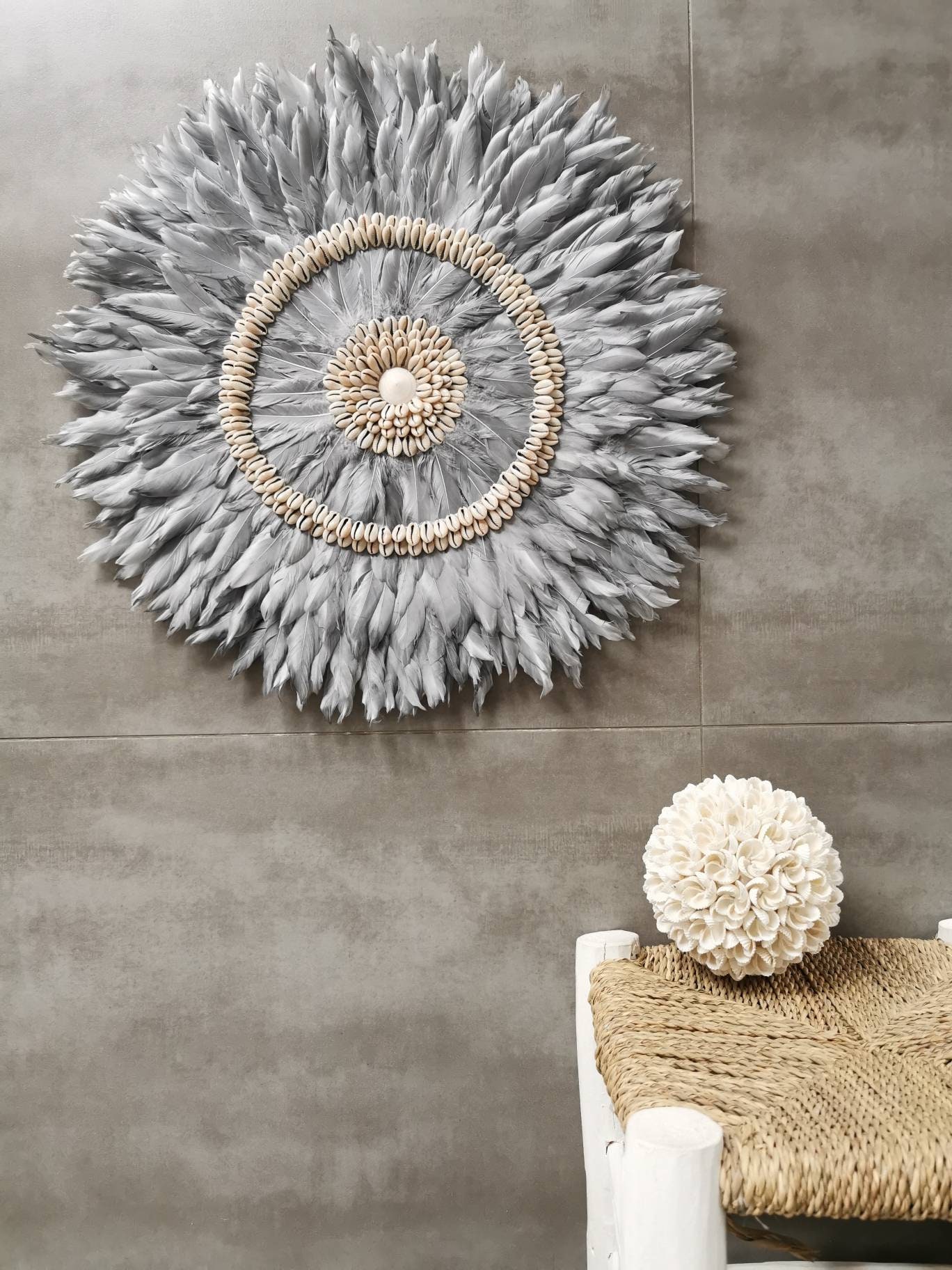 Juju Hat Jujuhat en Plumes Naturelles avec Centre Coquillages Diamètre 52 cm Coloris Gris Argent Coq