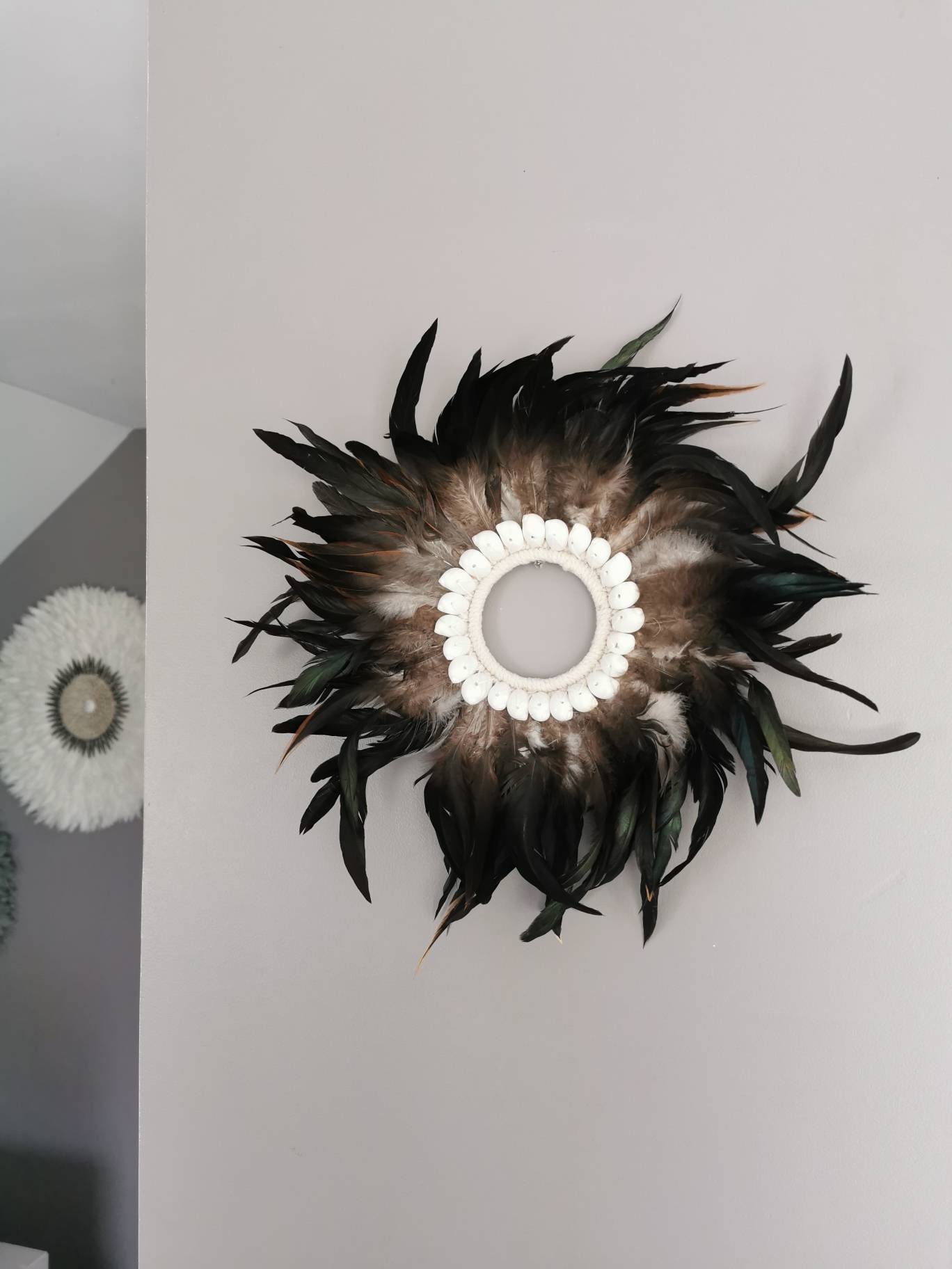 Juju Hat Jujuhat en Plumes Naturelles avec Centre Vide Entouré de Coquillages Diamètre 30 cm Coloris