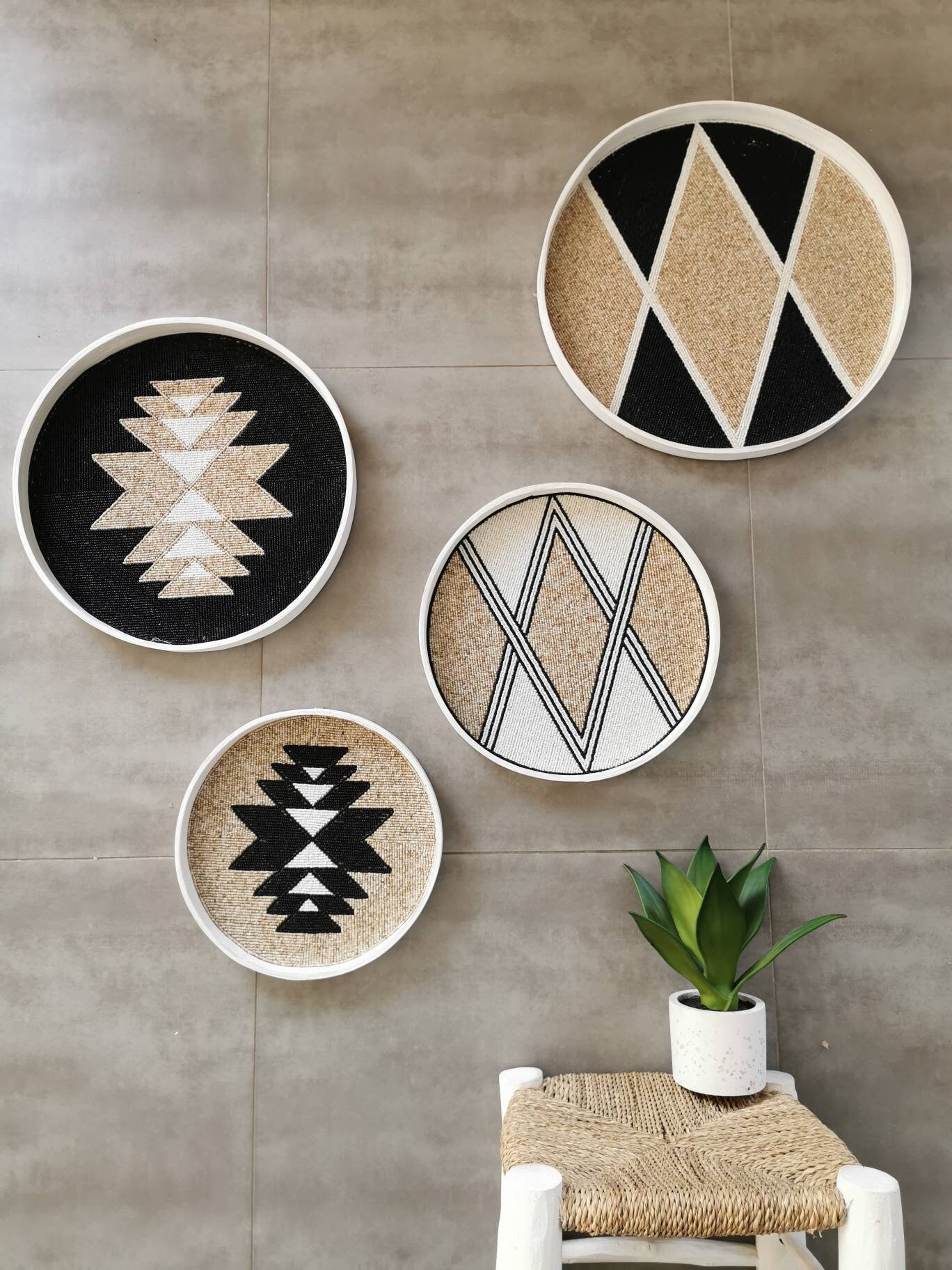 Plateau Balinais en Perles à Motif Géométrique - Coloris Noir, Blanc et Écru 4 Tailles Disponibles