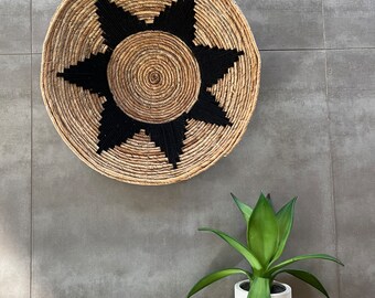 Braided wall decoration in banana leaves entirely embroidered with black wool - diameter 40 cm - Niva model