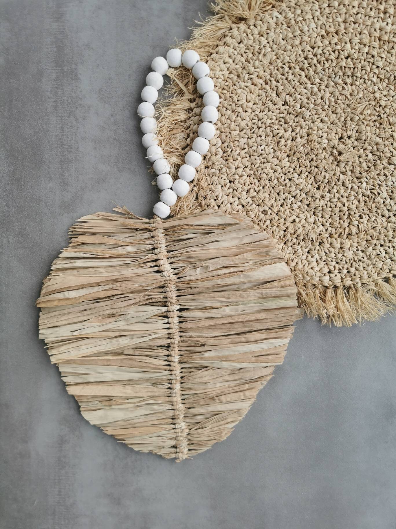 Collier Décoratif Perles Bois Blanches avec Grosse Feuille en Raphia - Longueur 41 cm