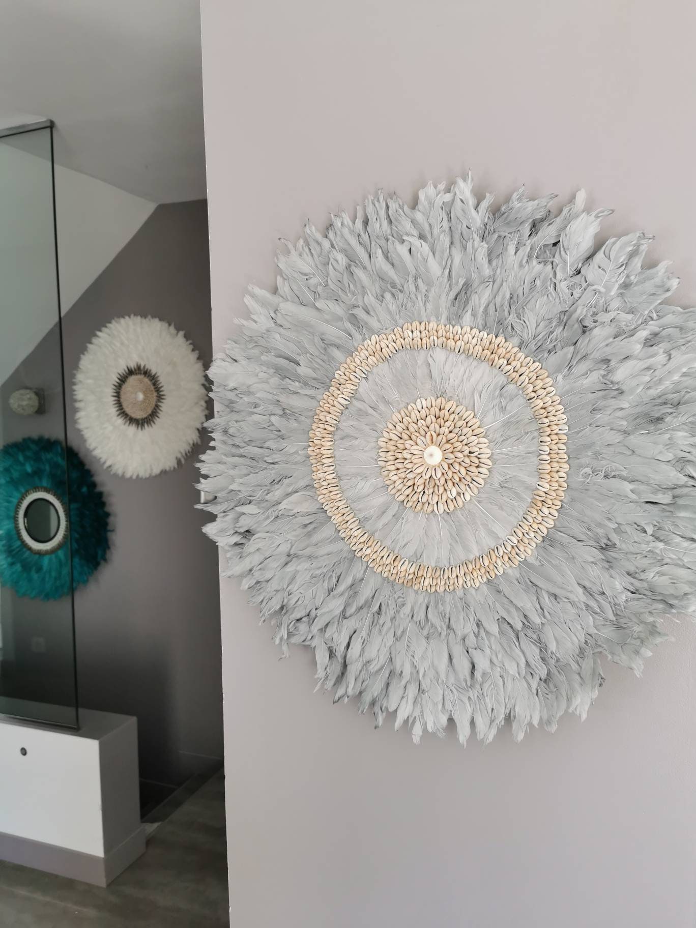 Juju Hat Jujuhat en Plumes Naturelles avec Centre Coquillages Diamètre 62/65 cm Coloris Gris Argent 