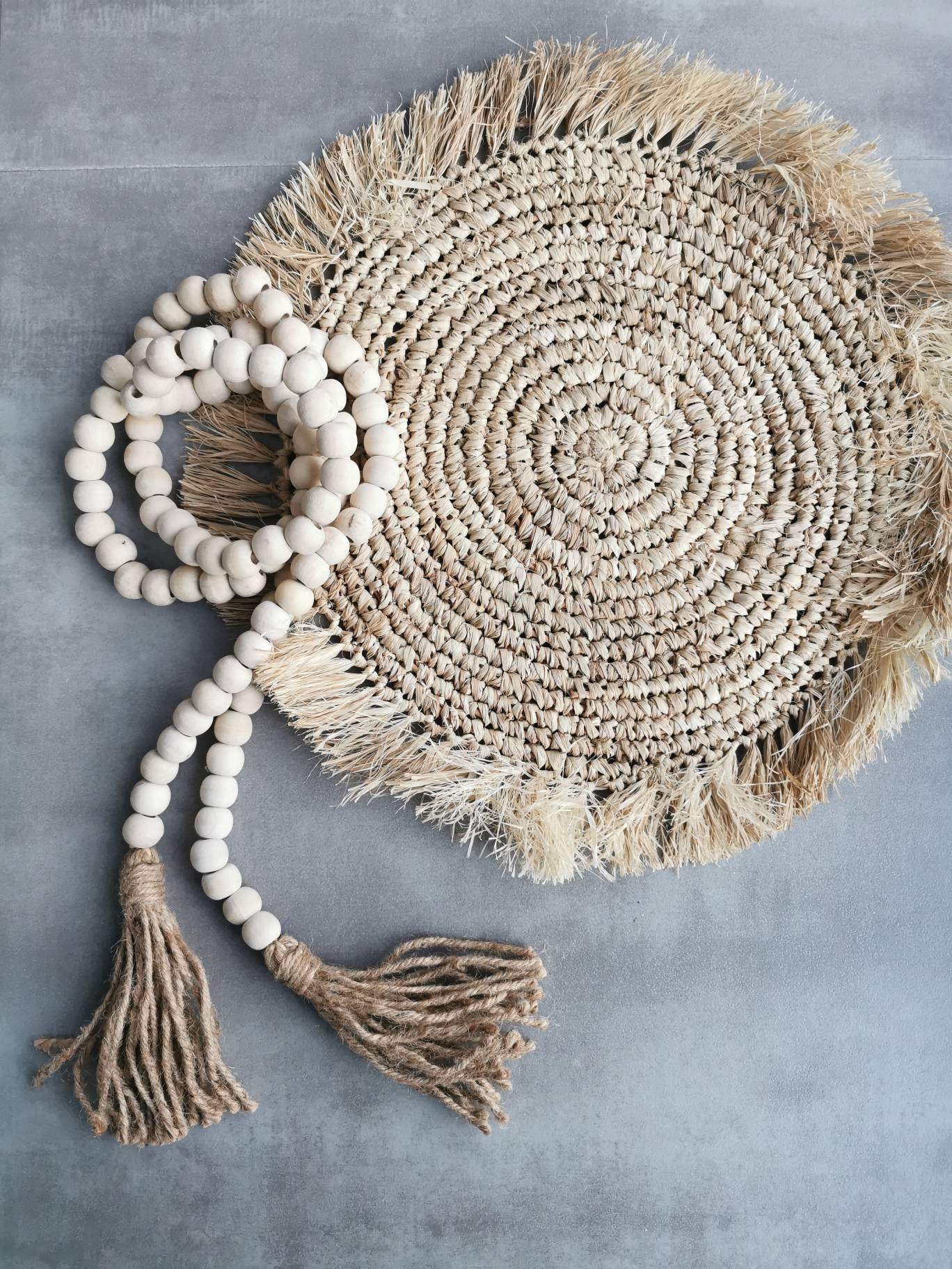 Guirlande Ouverte de Perles en Bois Brut avec Deux Pompons Raphia 160 cm