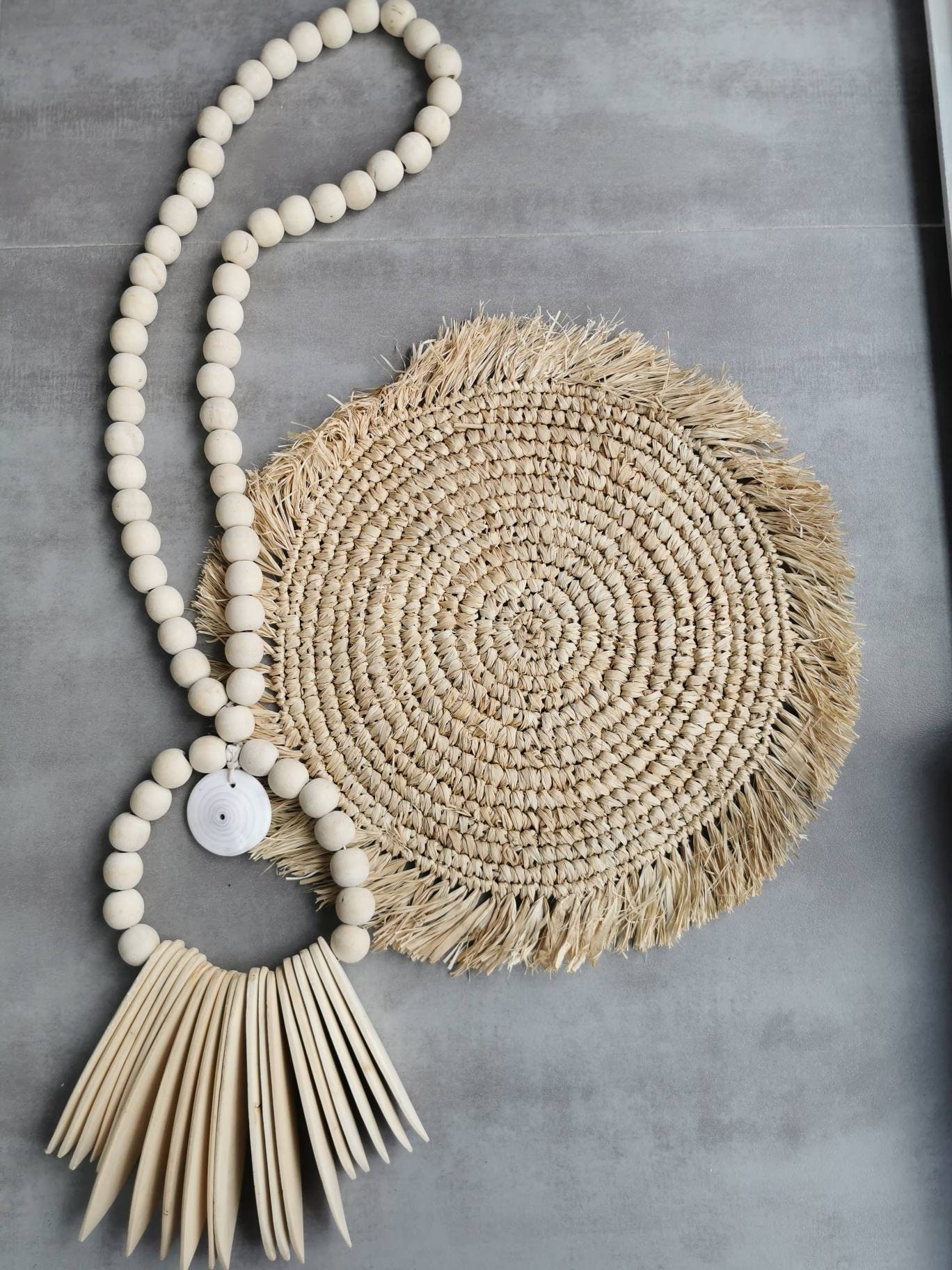 Grand Collier Décoratif en Perles de Bois Coloris Naturel avec Coquillage Blanc