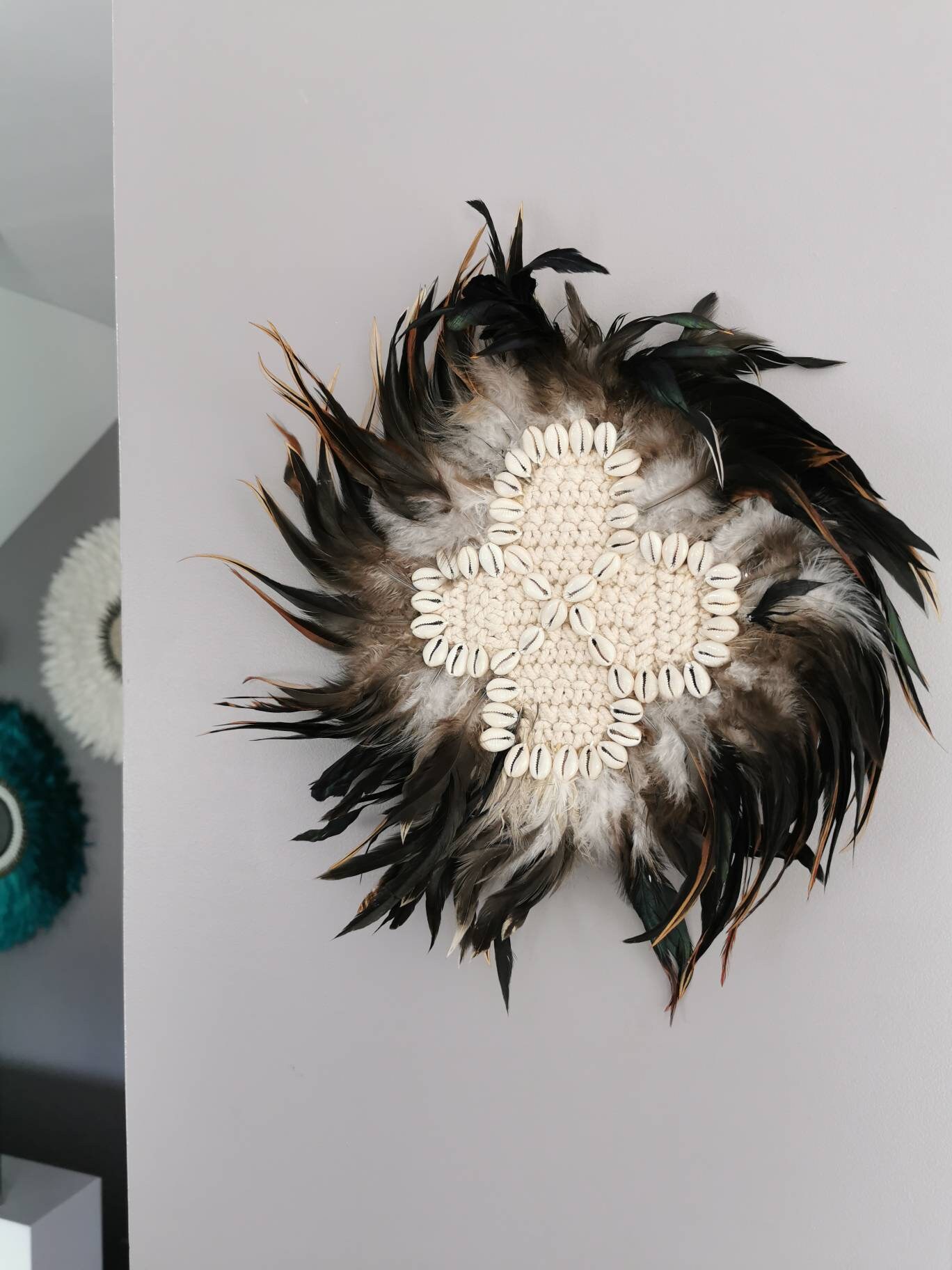 Juju Hat Jujuhat en Plumes Naturelles et Macramé Diamètre 30 cm Coloris Noir Marron avec Centre Croi