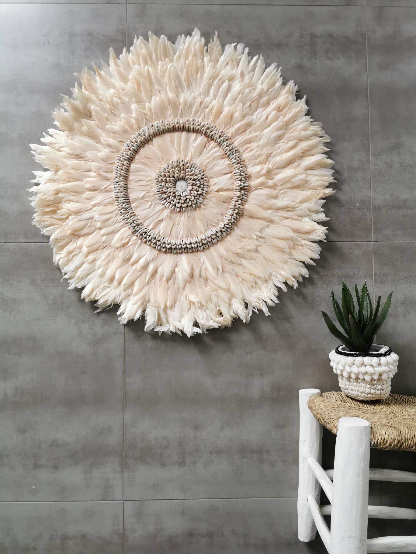 Géant Juju Hat Jujuhat en Plumes Naturelles avec Centre Coquillages Diamètre 72 cm Coloris Pêche, Or