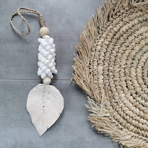 White seashell door frame with macramé leaf