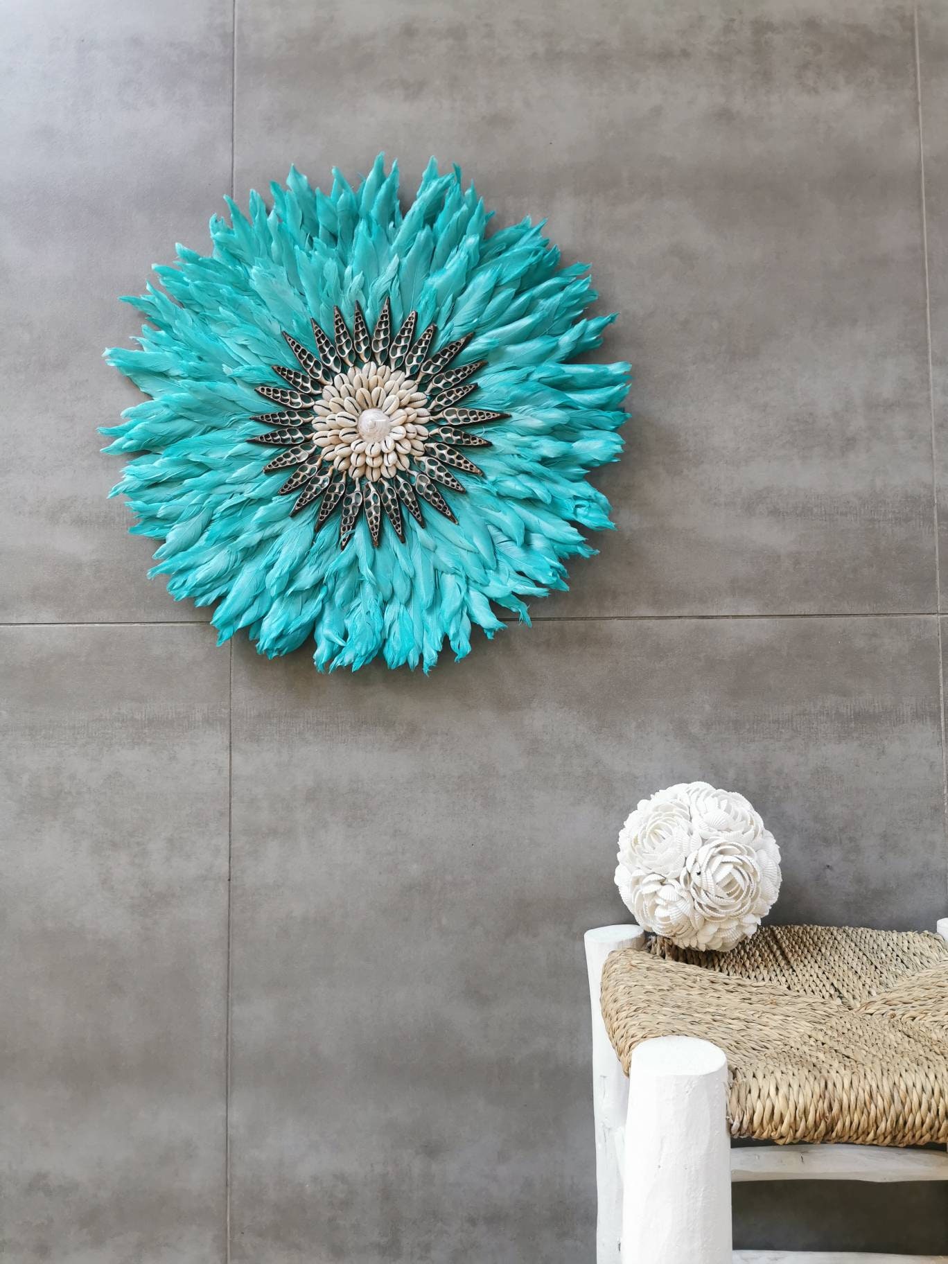 Juju Hat Jujuhat en Plumes Naturelles avec Centre Coquillages Diamètre 45 cm Coloris Bleu Vert Turqu