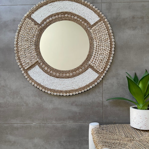 Miroir diamètre 50 cm avec centre miroir 25 cm en coquillages, perles et corde Modèle Azia