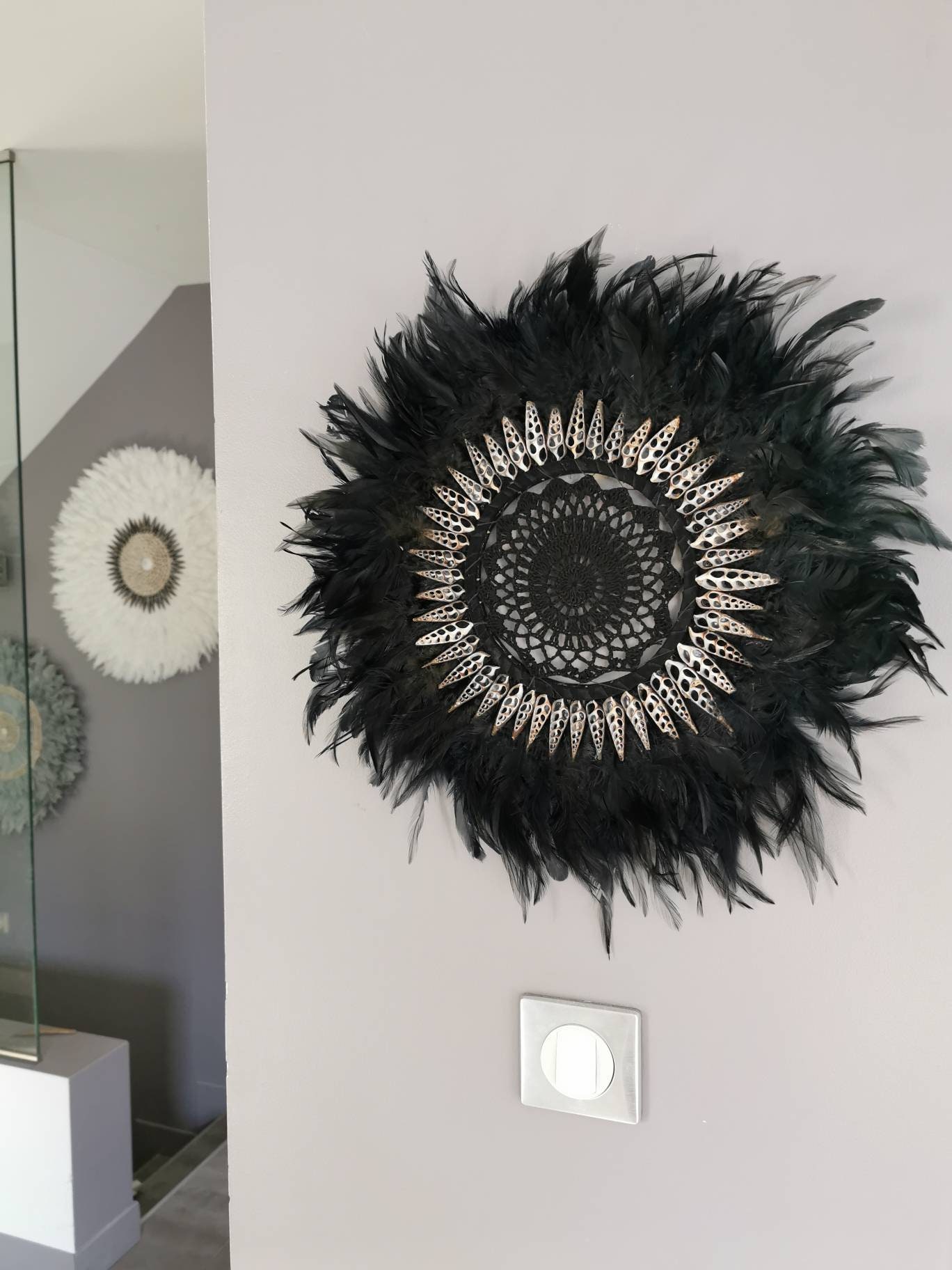 Juju Hat Jujuhat en Plumes Naturelles avec Centre Macramé Noir et Coquillages Diamètre 42 cm Coloris