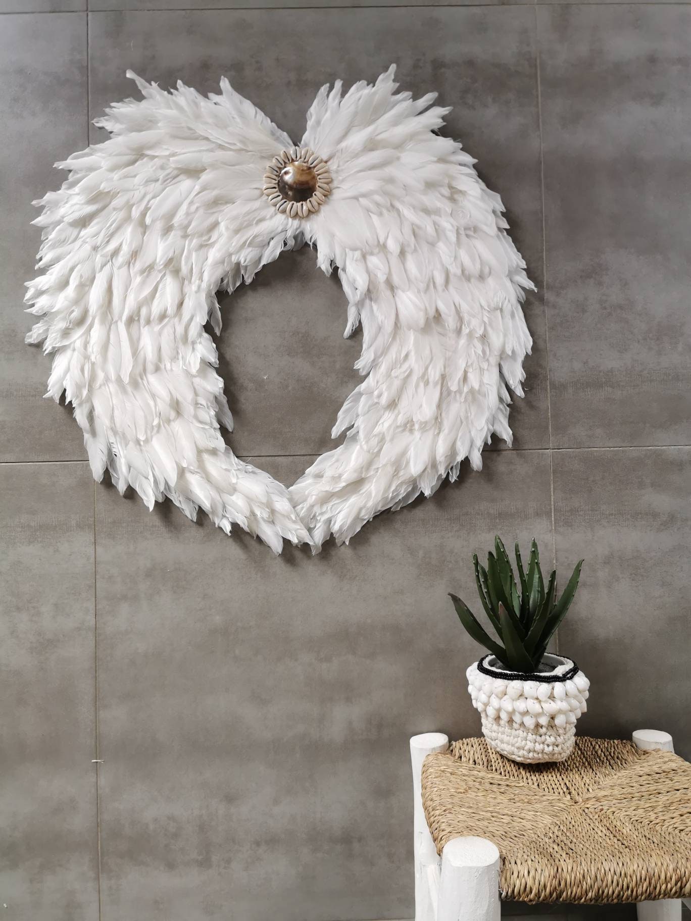 Géant Ailes d'ange en Plumes Naturelles avec Centre Coquillages Diamètre 60 cm Coloris Blanc Cassé N