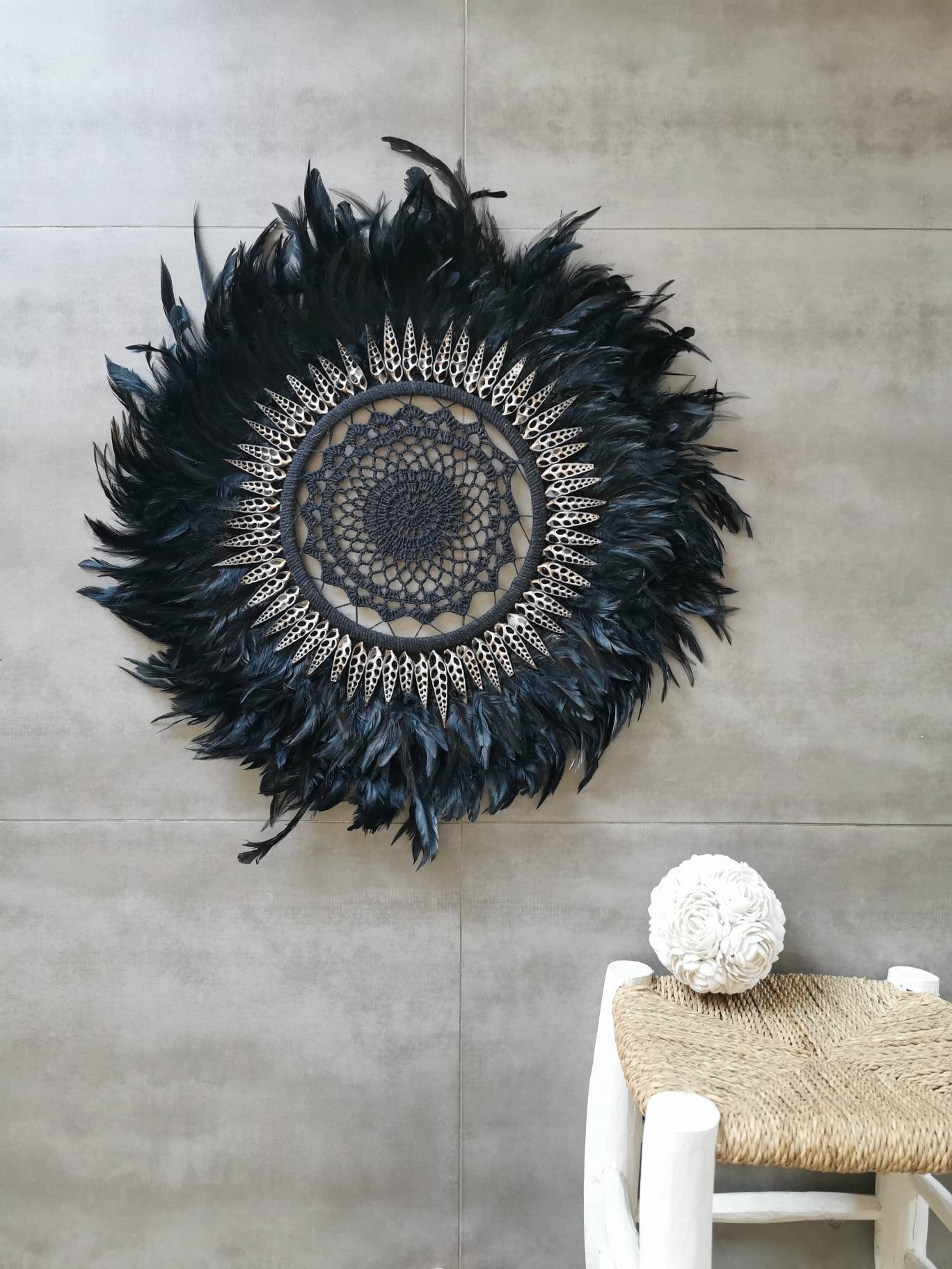Géant Juju Hat Jujuhat en Plumes Naturelles avec Centre Macramé Noir et Coquillages Diamètre 60 cm C