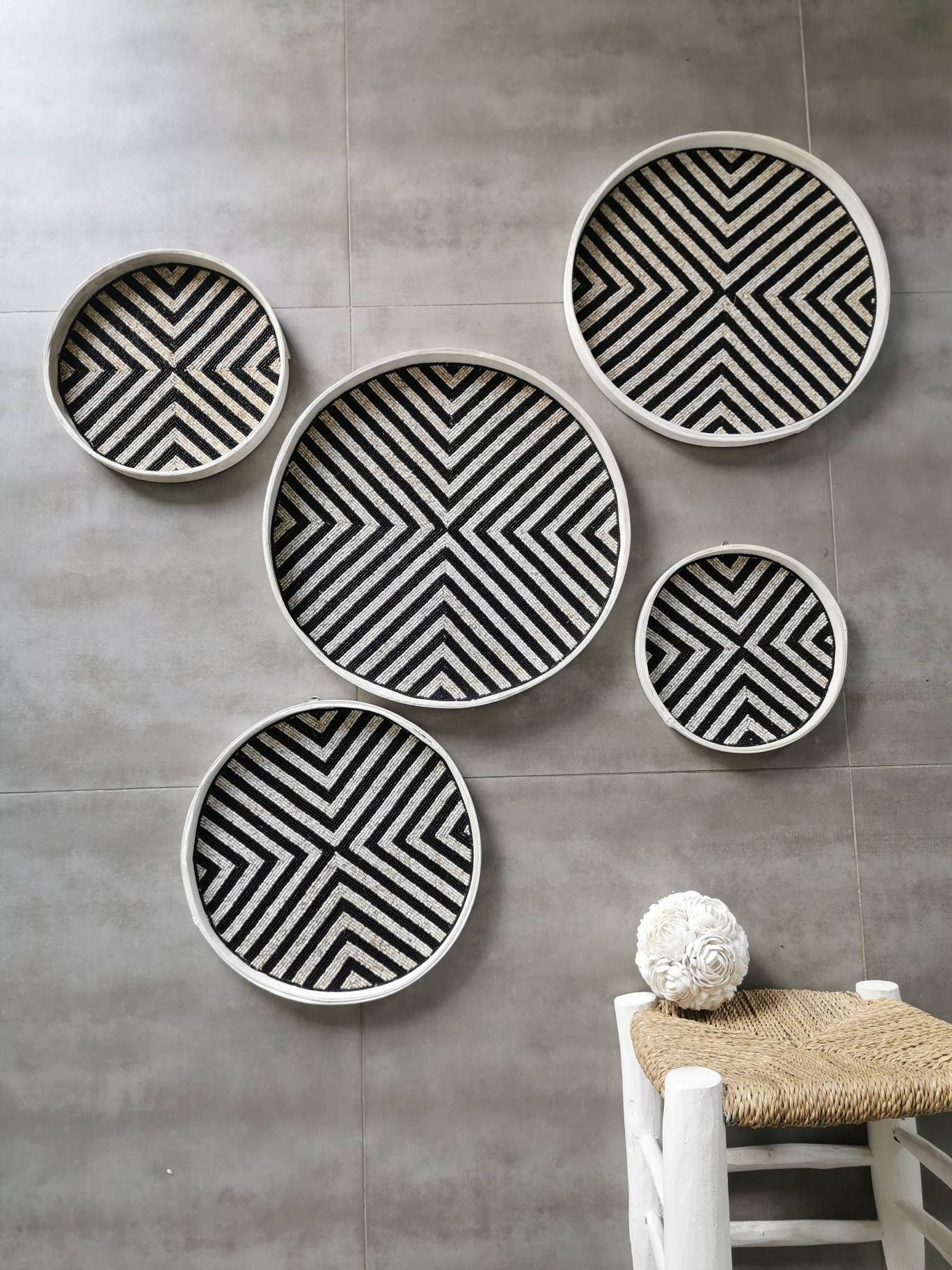 Plateau Balinais en Perles à Motif Géométrique - Coloris Noir et Écru- 5 Tailles Disponibles