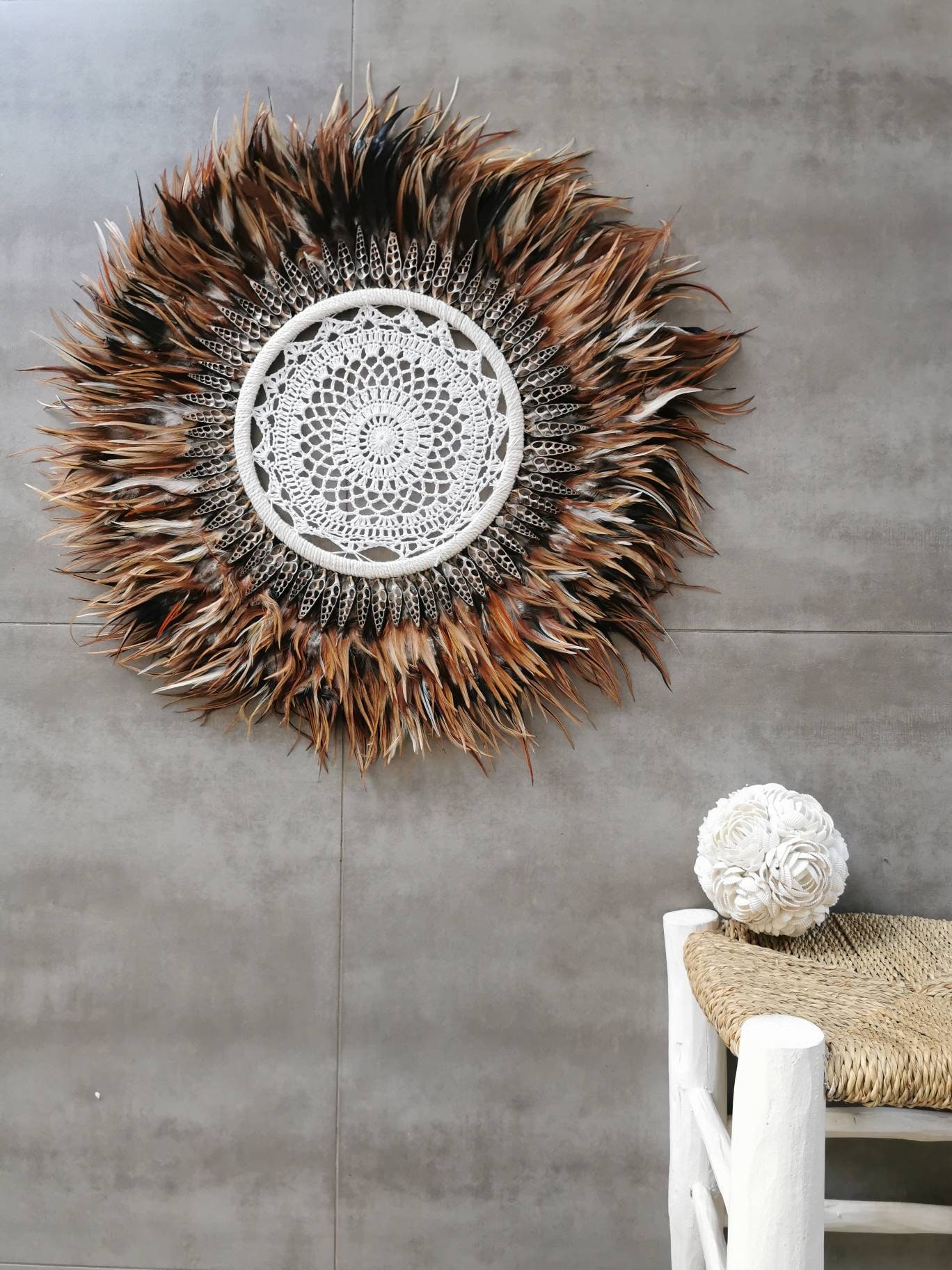 Géant Juju Hat Jujuhat en Plumes Naturelles avec Centre Macramé et Coquillages Diamètre 60 cm Colori