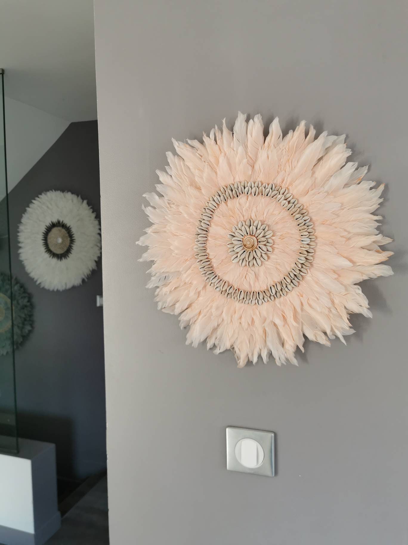 Juju Hat Jujuhat en Plumes Naturelles avec Centre Coquillages Diamètre 45 cm Coloris Rose Pale Coqui