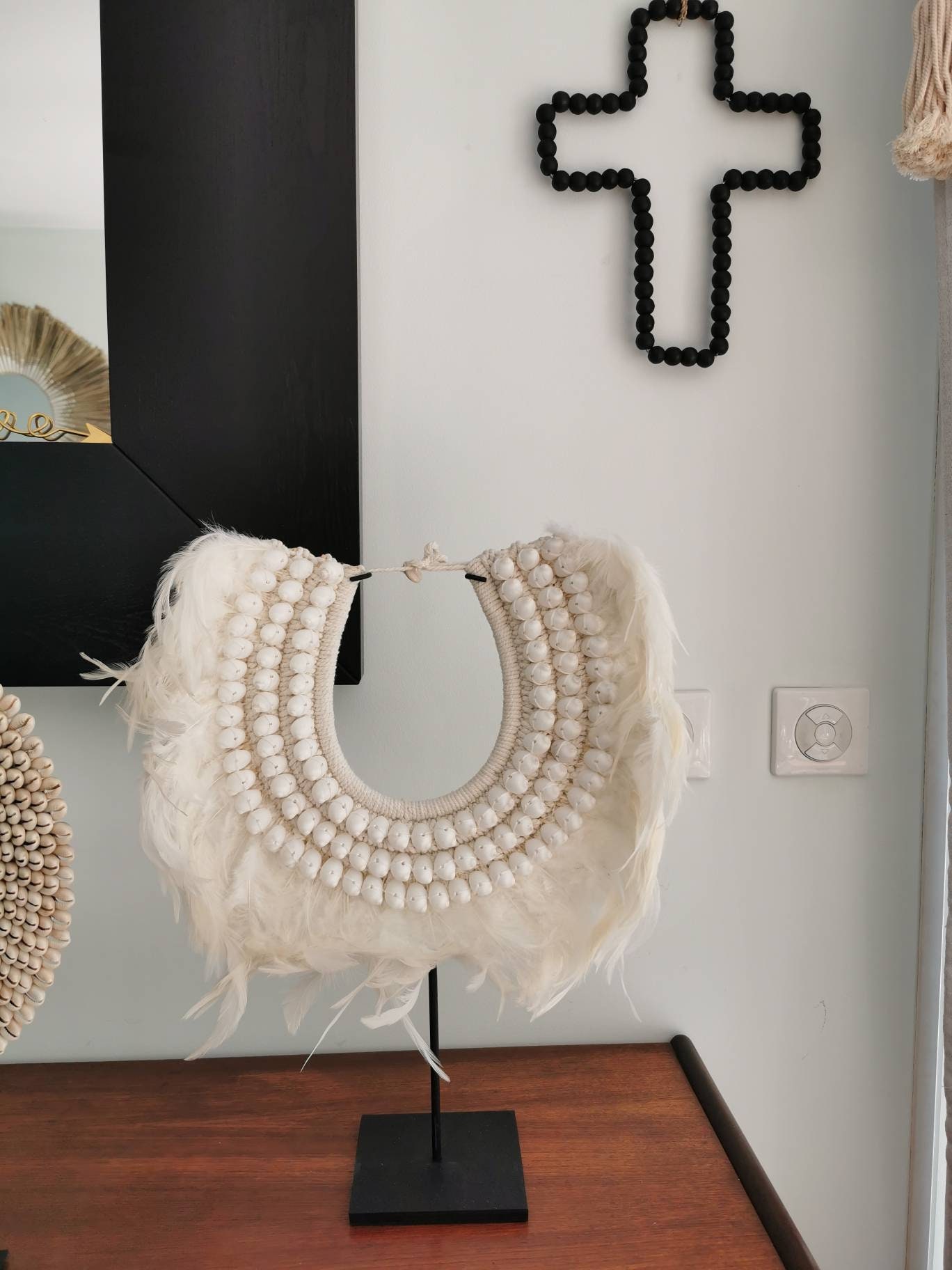 Collier Papou en Plumes Naturelles et Coquillage Modèle Oya sur Socle