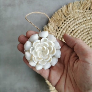 Mini Balinese decoration in shells and mother-of-pearl to hang 7 cm in diameter--model A